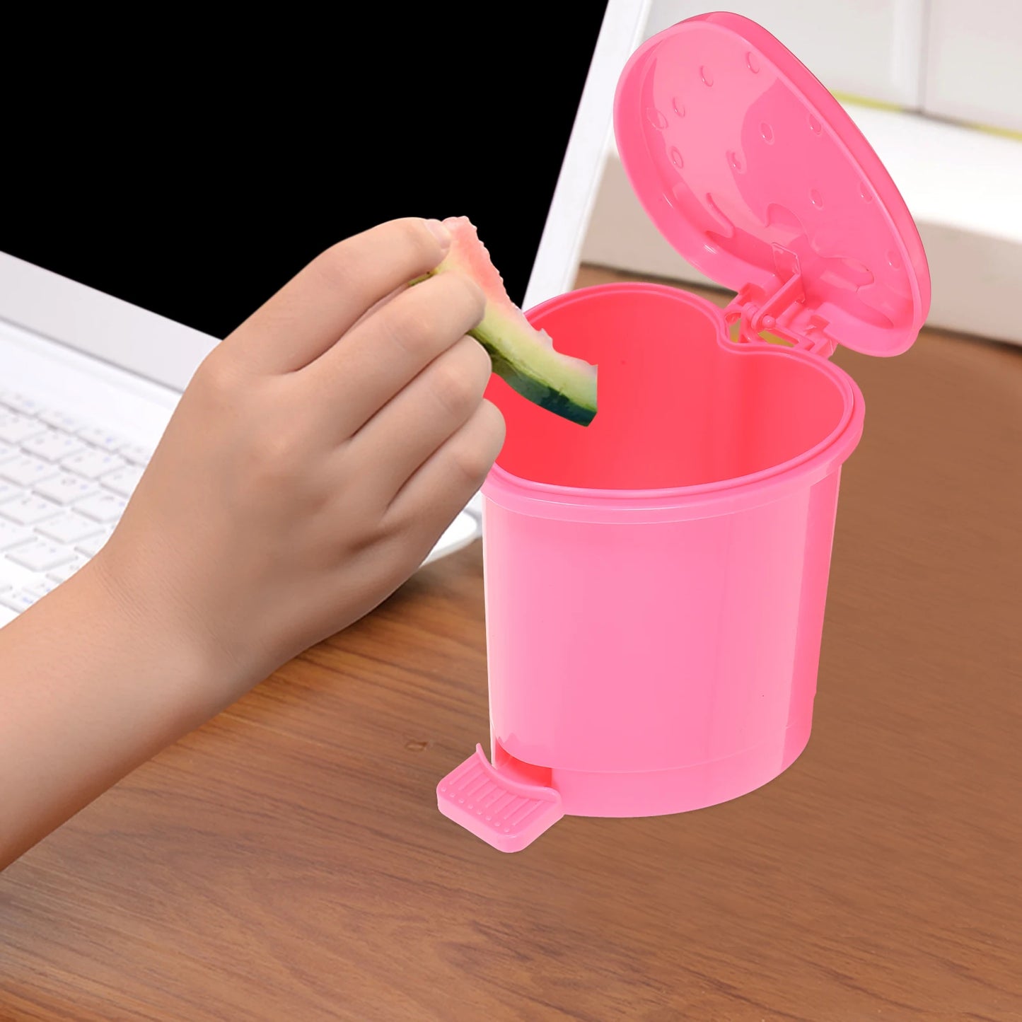 Cute Mini Covered Sealed Strawberry Trash Can For Desktop And Countertop